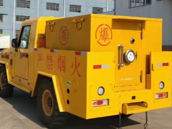 利国镇凯龙爆破器材运输车：保障爆破任务的安全运行